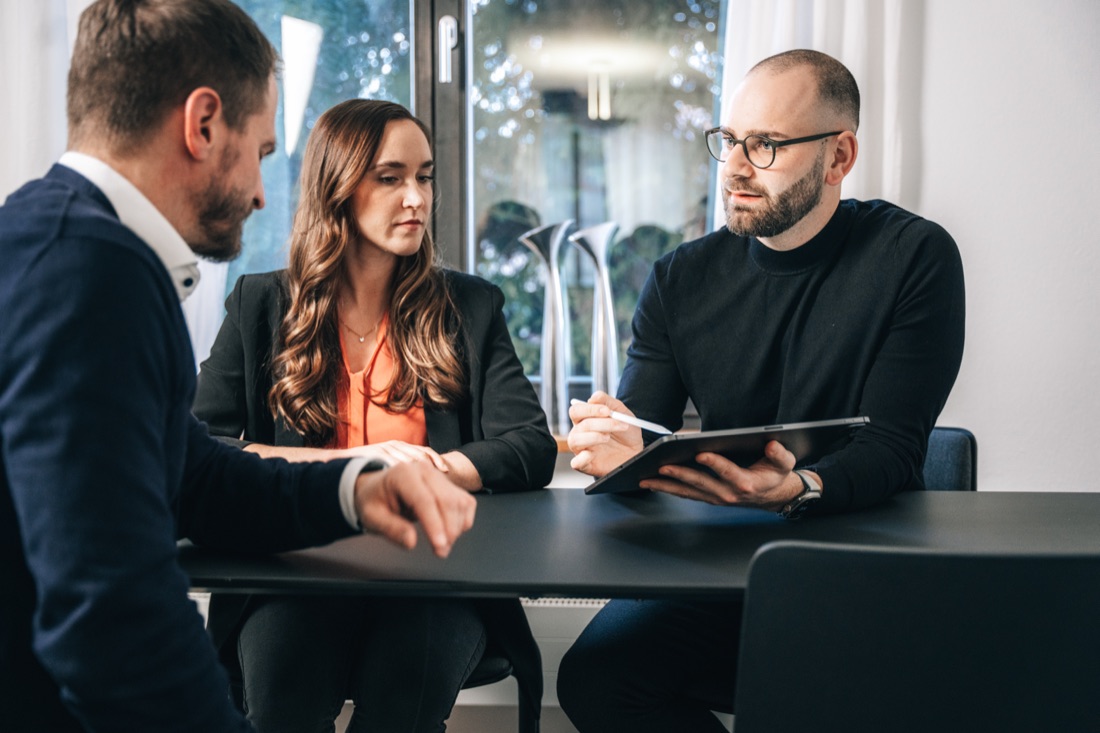 Gespräch mit Unternehmerinnen und Unternehmern am Besprechungstisch