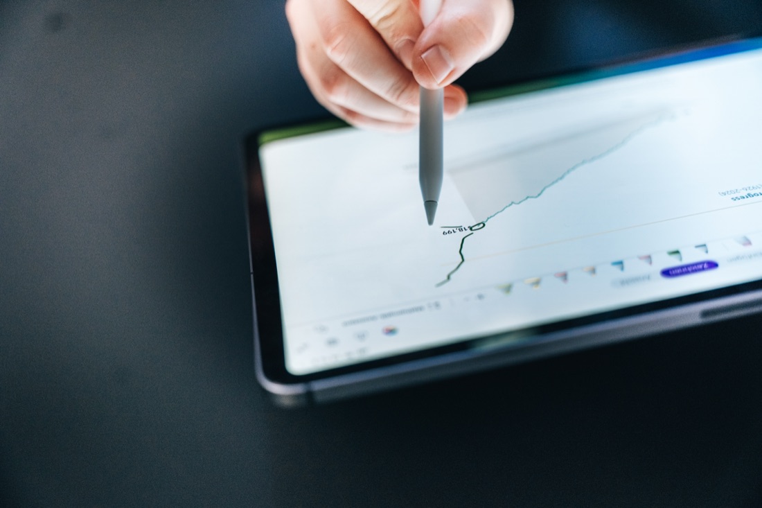 Auswertung der Vermögensentwicklung am Tablet